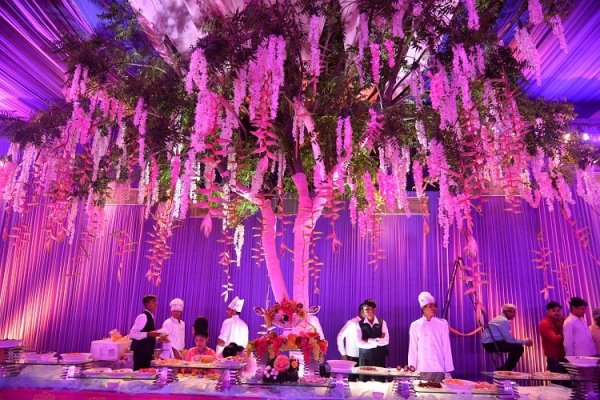 1497940619-5948c28b82ee4-sangeet-ceremony-food-and-elegant-decor-min.jpg